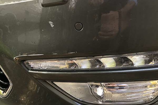 Ford Mondeo fényezése sok apró sérülés miatt