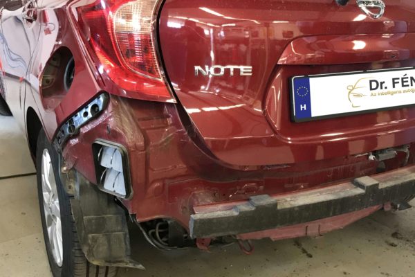 Nissan Note hátsó lökhárító sérüléssel