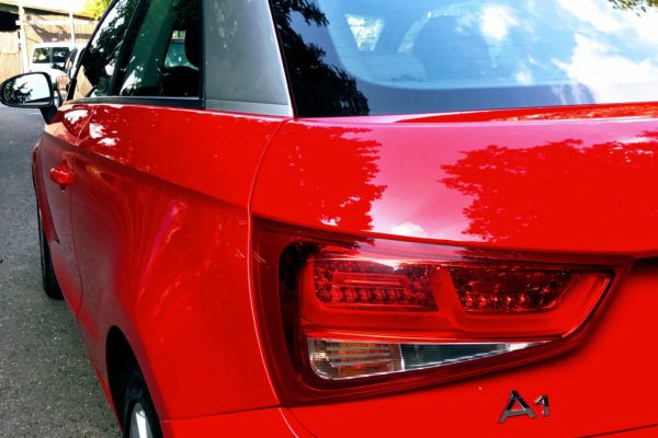 Audi A1 fényezésének feljavítása, sárvédő javítása, fényezése