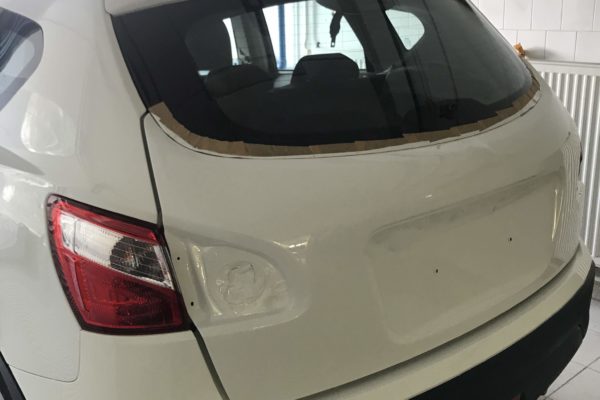 Nissan Qashqai eleje-hátulja törött