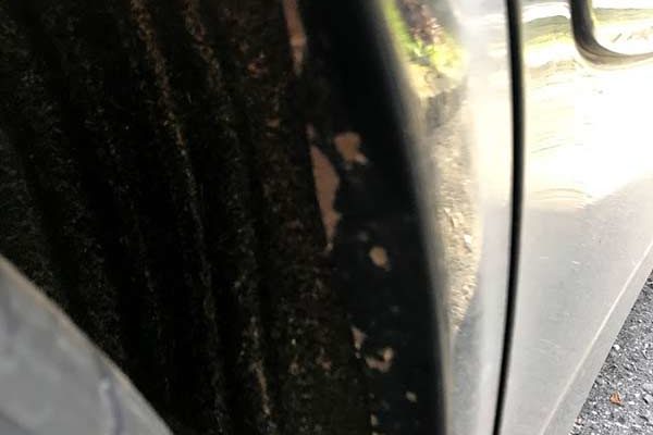 Mercedes E280 CDI javítása, néhány rozsdafolt eltávolítása