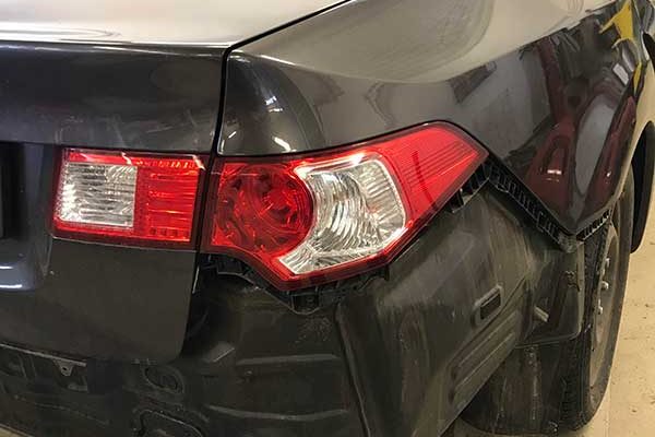 Honda Accord hátsó lökhárítójának javítása, fényezése