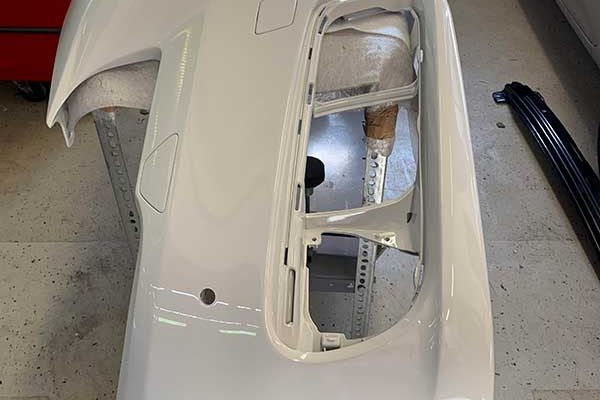 BMW 530d xDrive lökhárítójának javítása, fényezése, eredeti állapotának helyreállítása