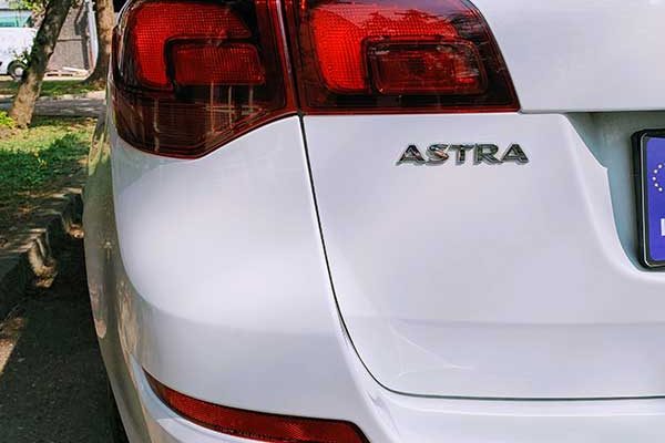 Opel Astra korábbi, szakszerűtlen sárvédő cseréjének javítása