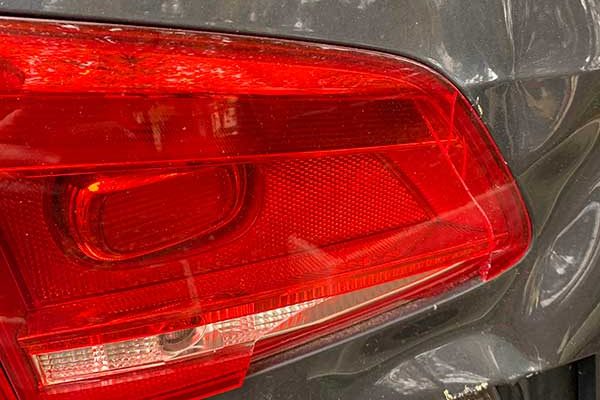 VW Passat csomagtérajtó és lökhárító javítása, fényezése