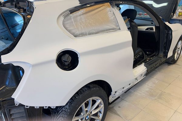 BMW 116i sárvédő csere, javítás és fényezés