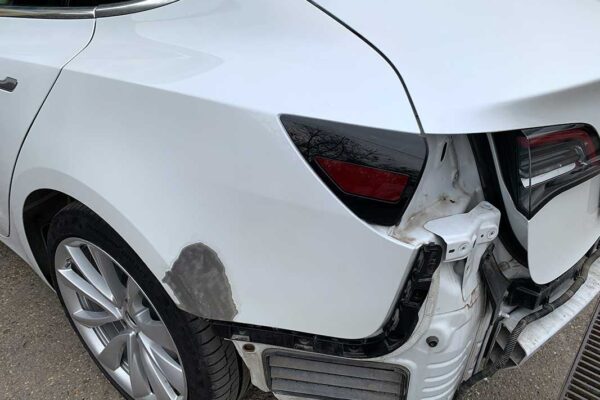 Tesla Model 3 javítása, fényezése