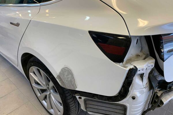 Tesla Model 3 javítása, fényezése