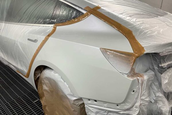 Tesla Model 3 javítása, fényezése