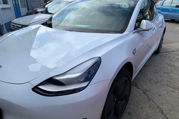 Tesla Model 3 javítása, fényezése