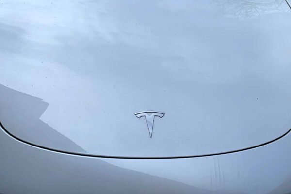 Tesla Model 3 javítása, fényezése