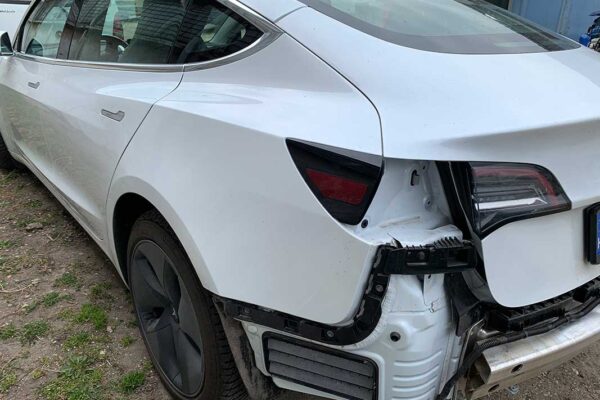 Tesla Model 3 javítása, fényezése