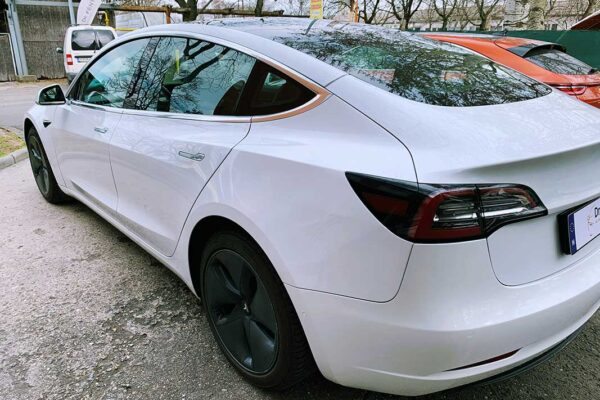 Tesla Model 3 javítása, fényezése